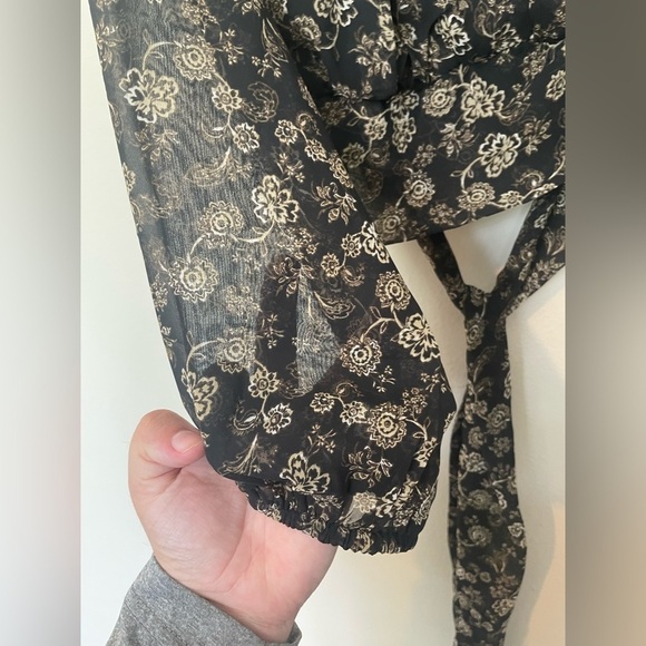 Japna Wrap Around Crop Top with Floral Print - Picture 5 of 9